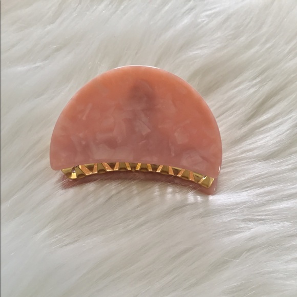 Jewelry - ❤️ 5/$20 Salmon colored hair clip
